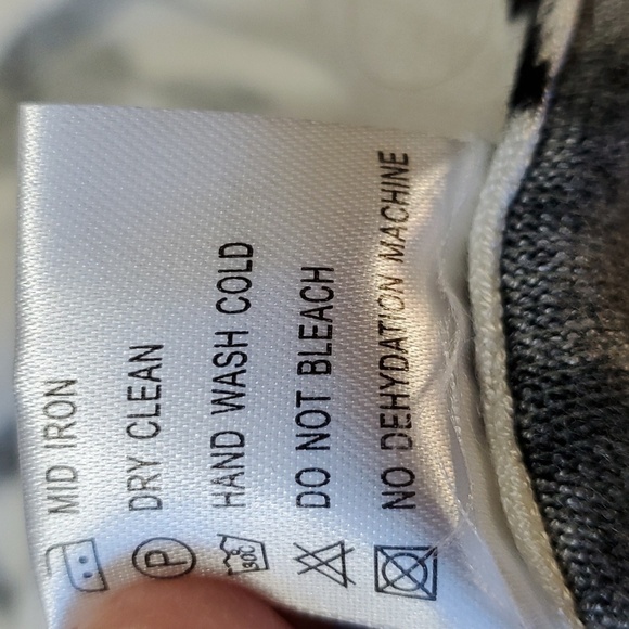 Pierre New York sweater. Abstract floral classic black and white. Size large. - Picture 9 of 9